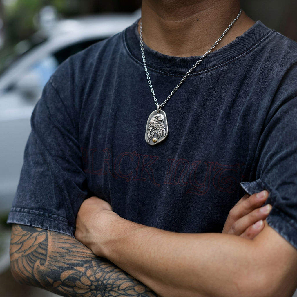 图二男士佩戴图一鹰头项链，保留抱臂造型和纹身，不露正脸